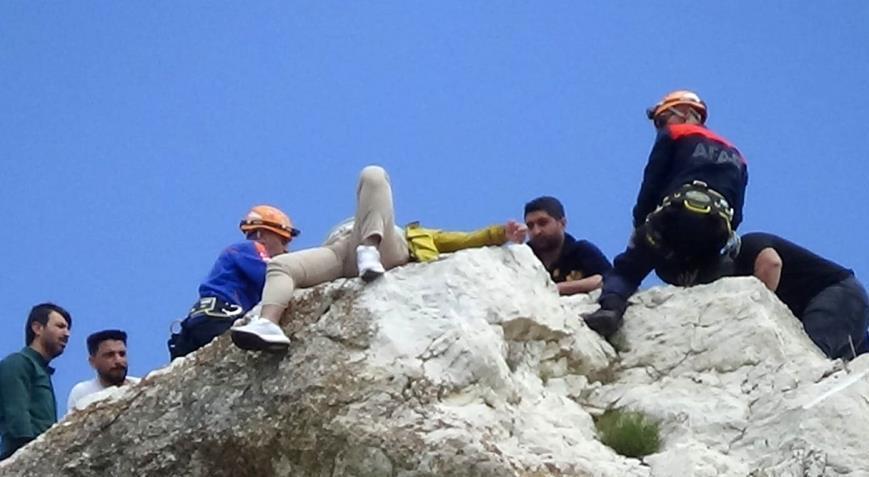 İntihar etmek için kayalıklara çıkan genç baygınlık geçirdi