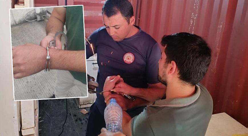 Yolda bulduğu kelepçeyi bileğine taktı... Yardımına itfaiye ekipleri koştu