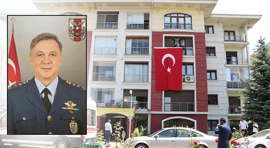 Şehit Pilot Albay Gökhan Özenin Eskişehirdeki ailesine şehadet haberi verildi
