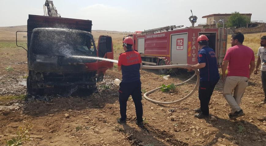 Mardinde park halindeki kamyonet yandı