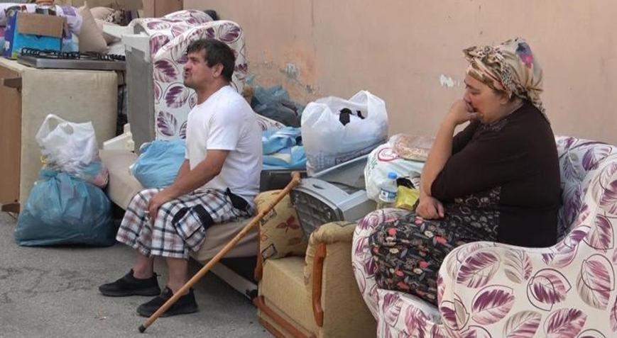 Engelli aile kapı önüne konuldu Geceyi nasıl atlatacağımızı bilmiyoruz