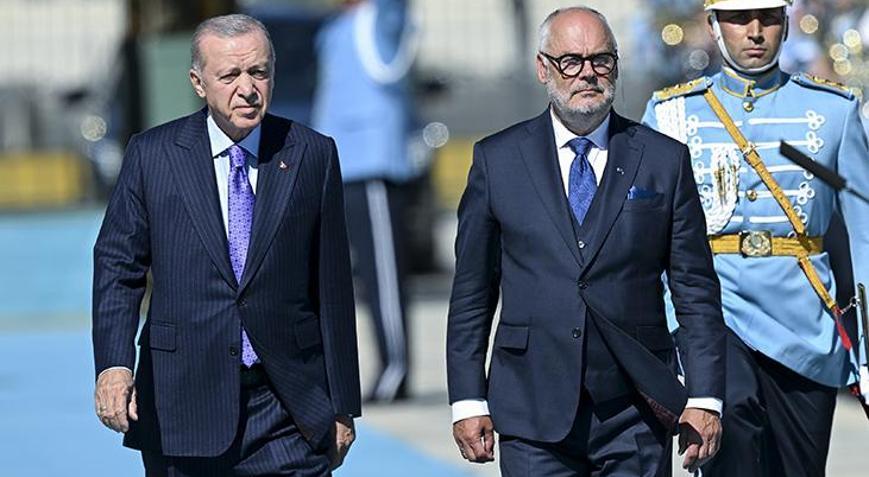 Cumhurbaşkanı Erdoğan, Karisi resmi törenle karşıladı