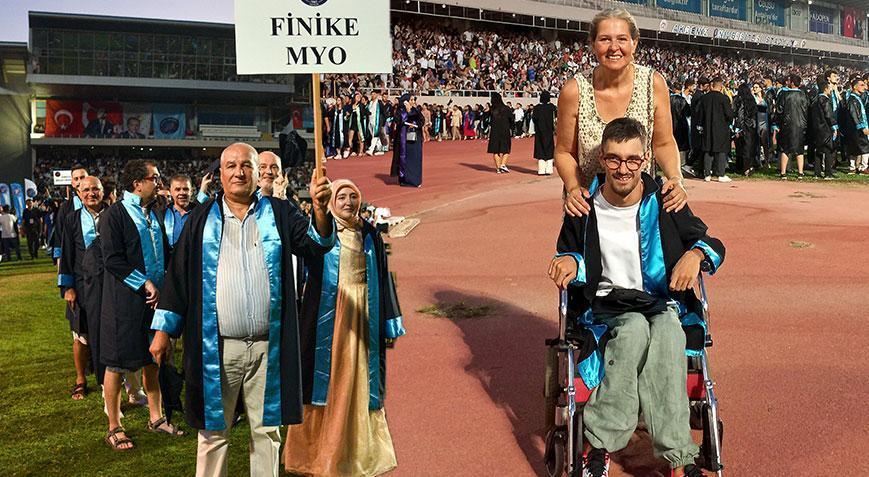 Biri 66 yaşında 6 üniversite bitirdi, diğeri oğlunu her gün tekerlekli sandalye ile okula getirdi