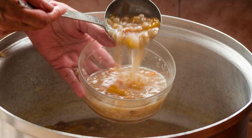 Tam kıvamında ve kararmayan aşure tarifi Bu malzemeleri çok erken koymayın