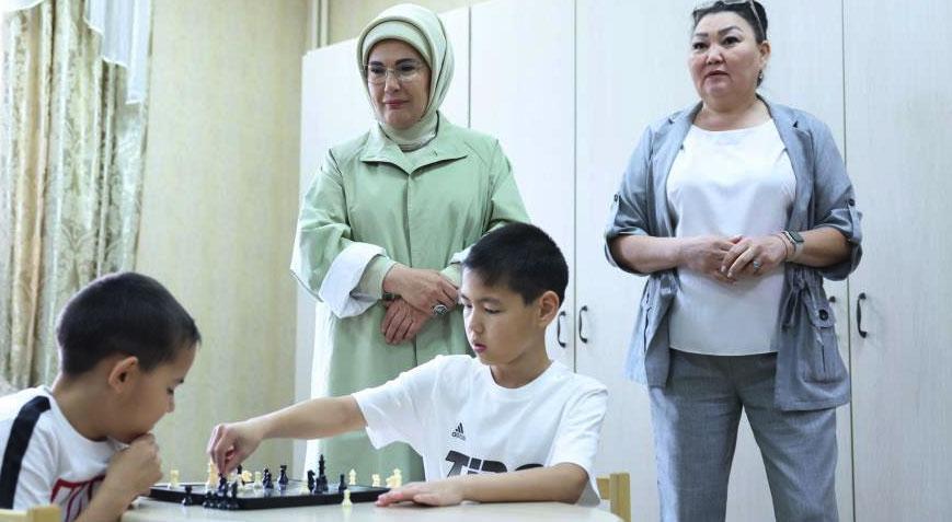 Emine Erdoğadan, Astanada yetimhane ziyareti