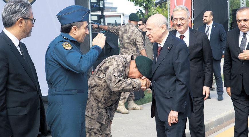 CHP ve MHP arasında ‘el öpme’ polemiği