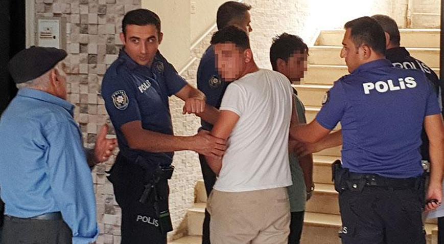 Polisiz diyerek eve girdiler, kadını gasbettiler