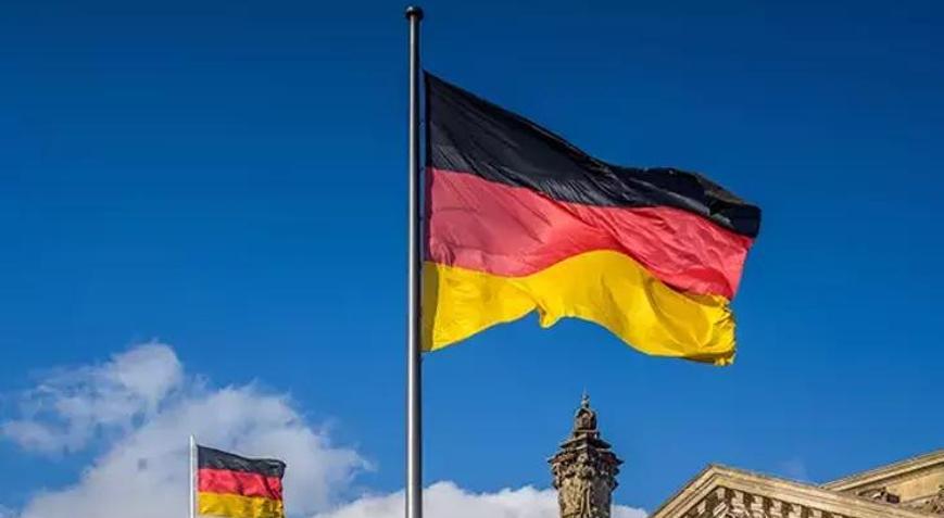 Almanyada iklim aktivistlerinin eylemi nedeniyle Frankfurt Havalimanında 50 uçuş iptal edildi