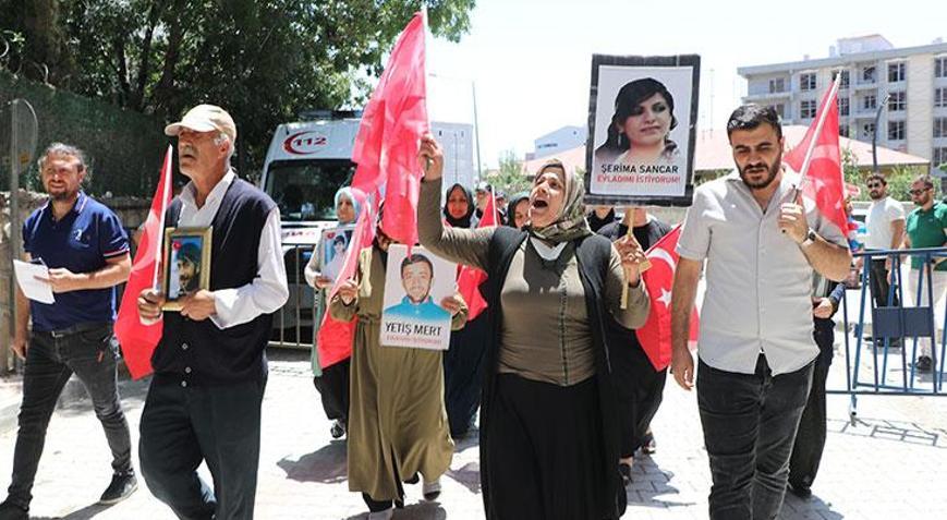 Evlat nöbetine katılan baba: Kalemi aldılar, silah verdiler