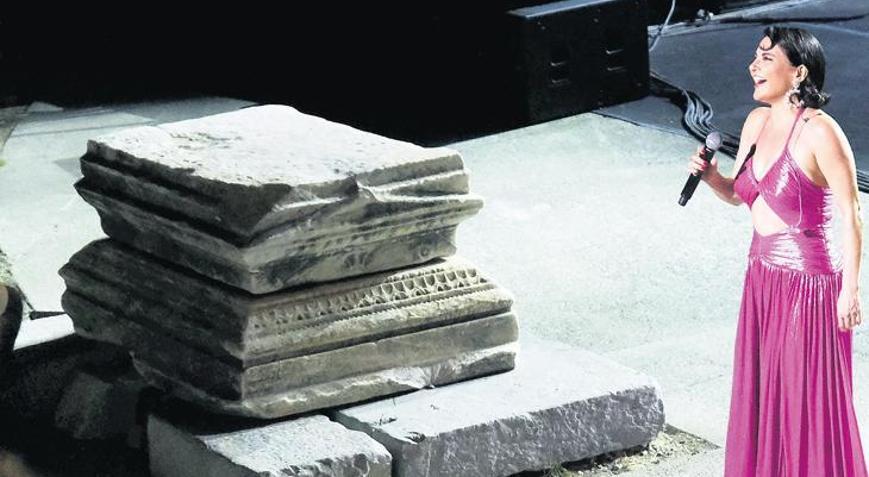 Göksel’den antik mezar uyarısı Burada oturacağınıza sanatçıları uyarın