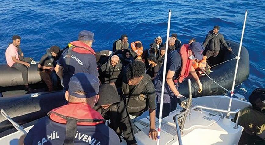 Çeşme açıklarında Yunan unsurlarınca itilen 46 düzensiz göçmen kurtarıldı