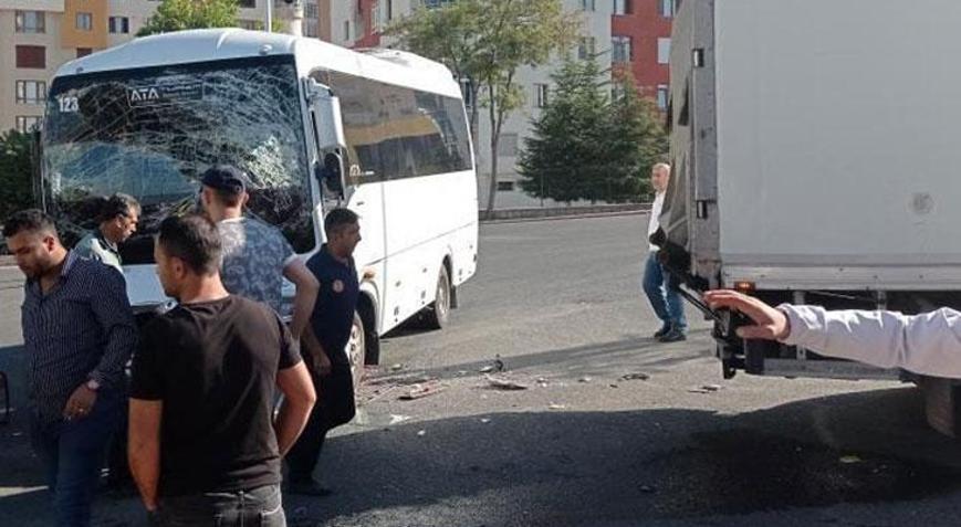 Servis midibüsü ile kamyon çarpıştı Yaralılar var