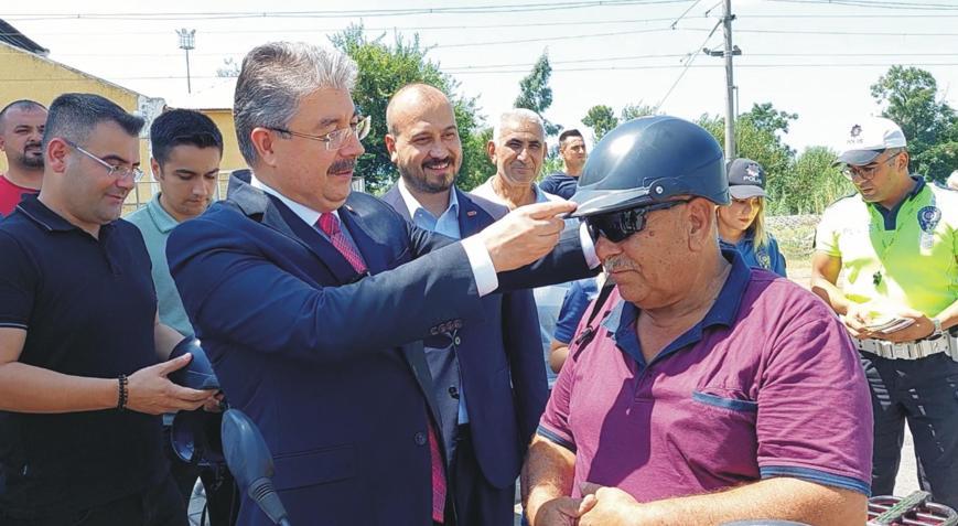 Osmaniye’de, motosiklet sürücülerine kask dağıtıldı