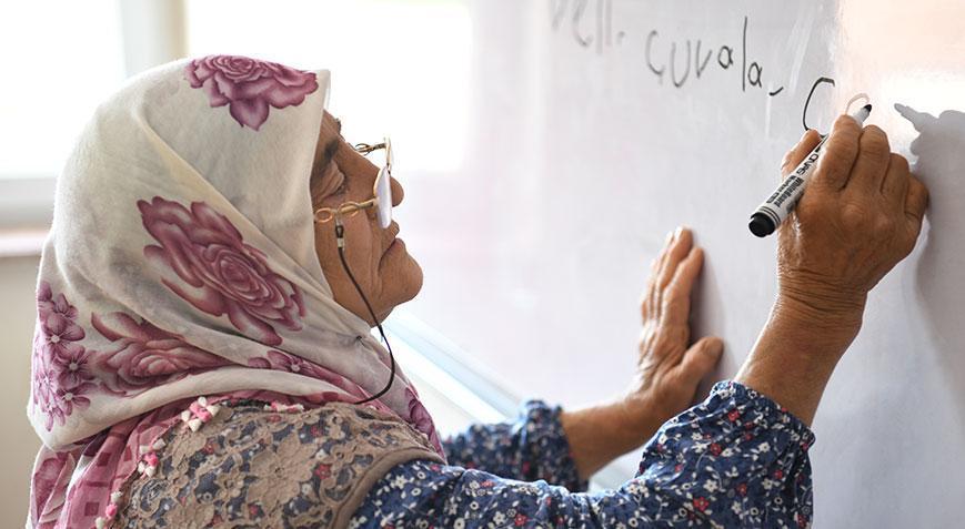 71 yaşında okuma yazmayı öğrendi Ödevlerini hiçbir zaman aksatmadı