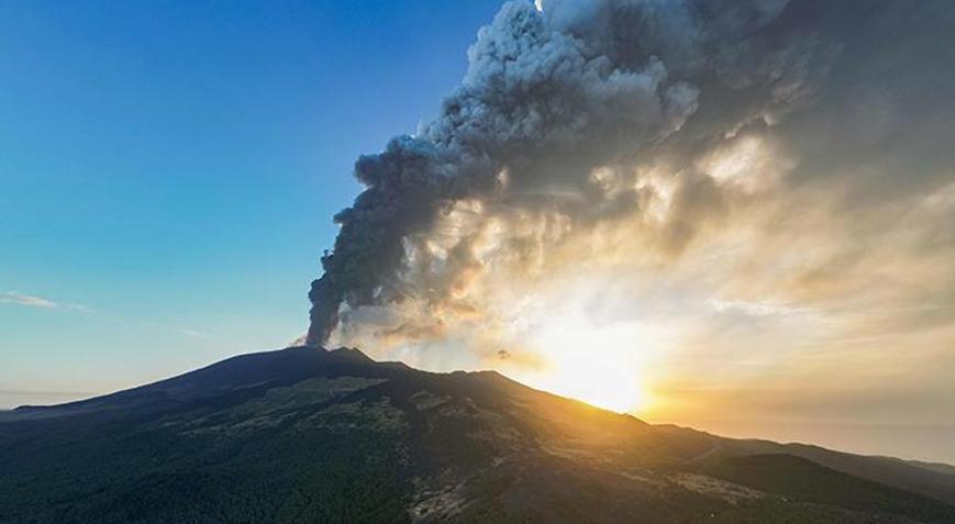 Etna Yanardağı yine patladı, uçuşlar iptal