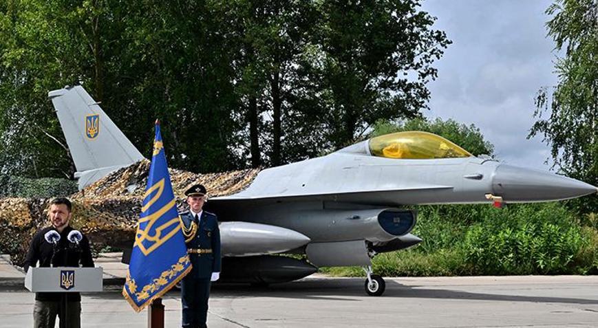 F-16lar Ukraynada resmen havalandı Zelenskiy poz verdi, konum bilinmiyor
