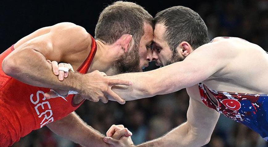Pariste milli güreşçi Enes Başar, Razvan Arnauta yenildi