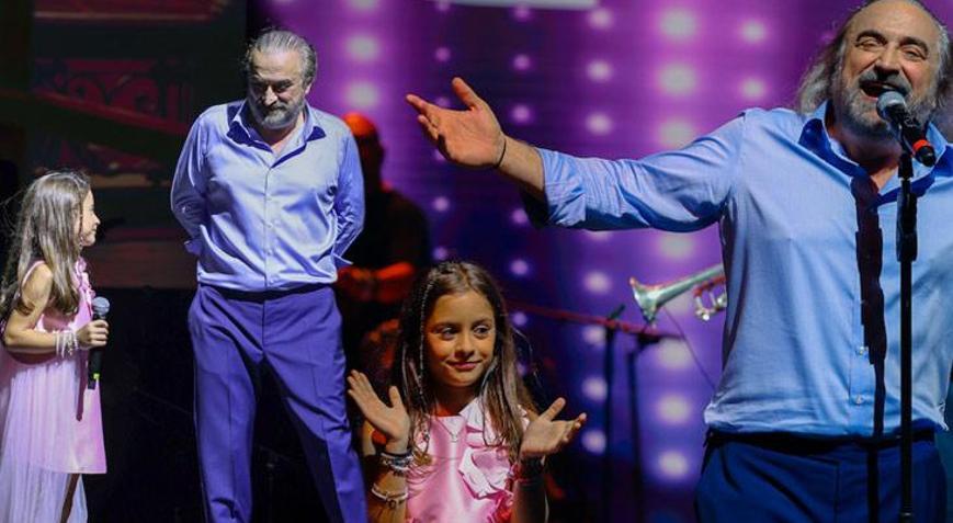 Volkan Konak kızı Derinle aynı sahnede Oscar ödüllü filmin şarkısını söyledi