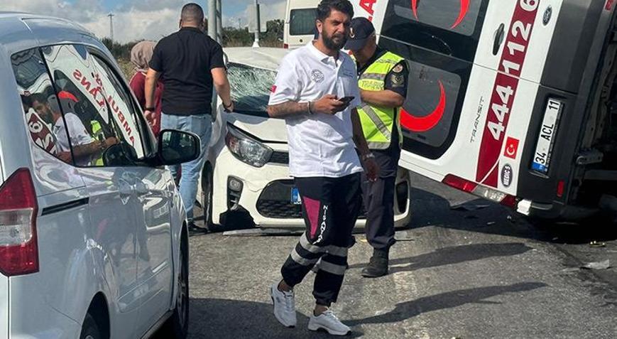 İstanbulda feci kaza: Otomobil ile ambulans çarpıştı