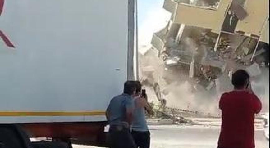 Hatayda ağır hasarlı bina yıkım sırasında yola devrildi