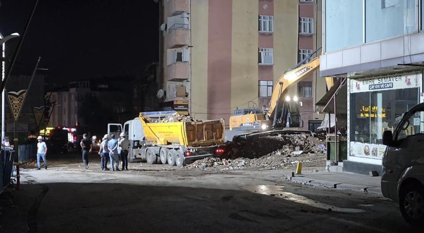 Pendikte İETT otobüsünün çarptığı binanın yıkım çalışmaları tamamlandı