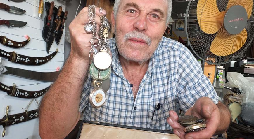 Burhaniyeli emekli makine teknisyenini merakı saat koleksiyoneri yaptı