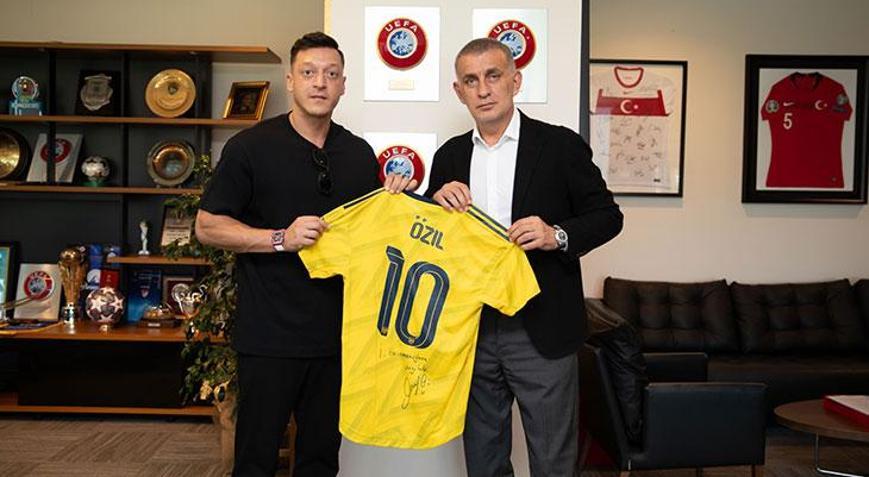 Mesut Özilden TFF Başkanı Hacıosmanoğluna ziyaret