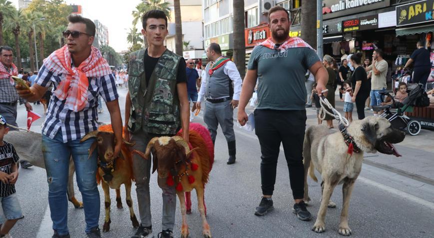 Denizlide 8 asırdır süren Sudan Koyun Atlatma Yarışması ve Çoban Bayramı öncesi kortej yürüyüşü