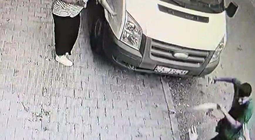 Gaziosmanpaşada taciz iddiası sonrası döner bıçaklı kavga kamerada