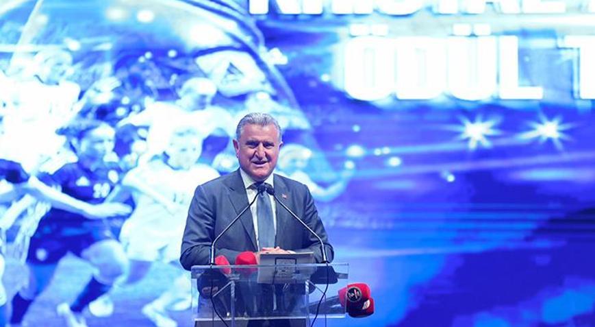 Bakan Bak: Kadın futboluna teşvik veriyoruz