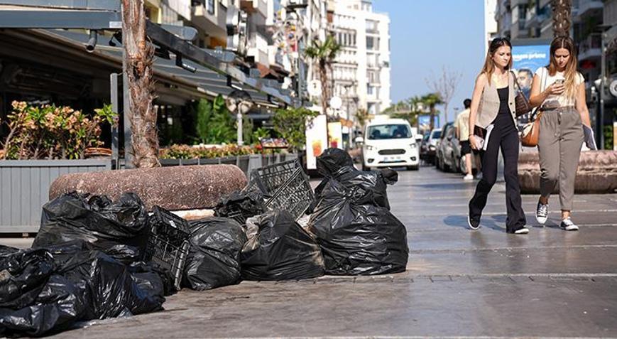 İzmir kent merkezi çöp yığını oldu Vatandaş isyan etti