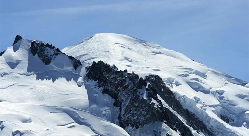 Mont Blanca tırmanan iki dağcı yüzlerce metreden düşerek öldü