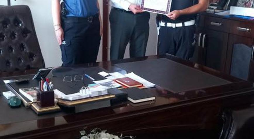 Akhisardaki kadına şiddet olayına müdahale eden polise başarı belgesi