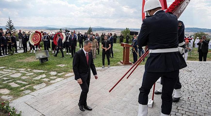 Bakan Yerlikaya, Kütahyanın Altıntaş ilçesindeki Zafer Abidesine çelenk bıraktı