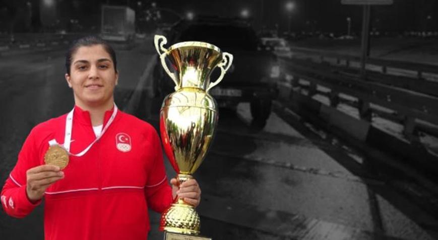 Şampiyon boksör Busenaz Sürmeneliye trafikte saldırı