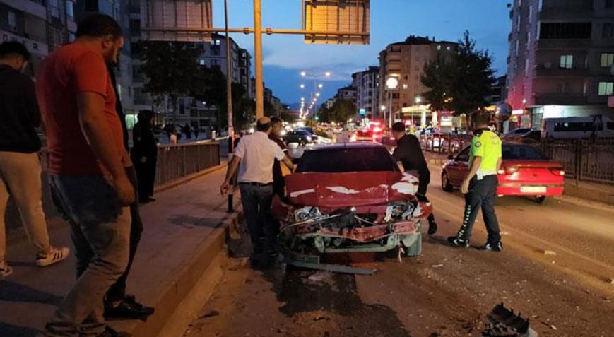 Çorumda 2 otomobil çarpıştı, 3 kişi yaralandı