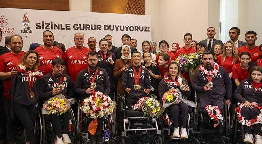 Paralimpik Oyunlarında tarih yazan milliler yurda döndü