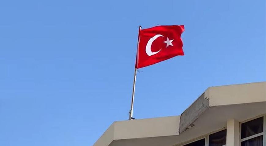 Yanl��l�kla T�rk bayra�� �ektiler, �lkede kriz ��kt�