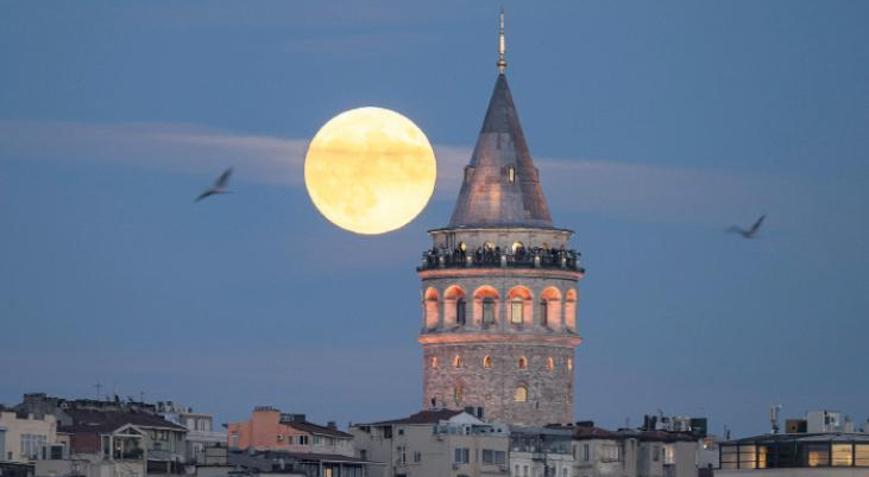 Günün Fotoğrafı Galata’da ‘Süper Ay’