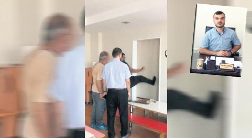 Yardımcısının kapısını kırdı