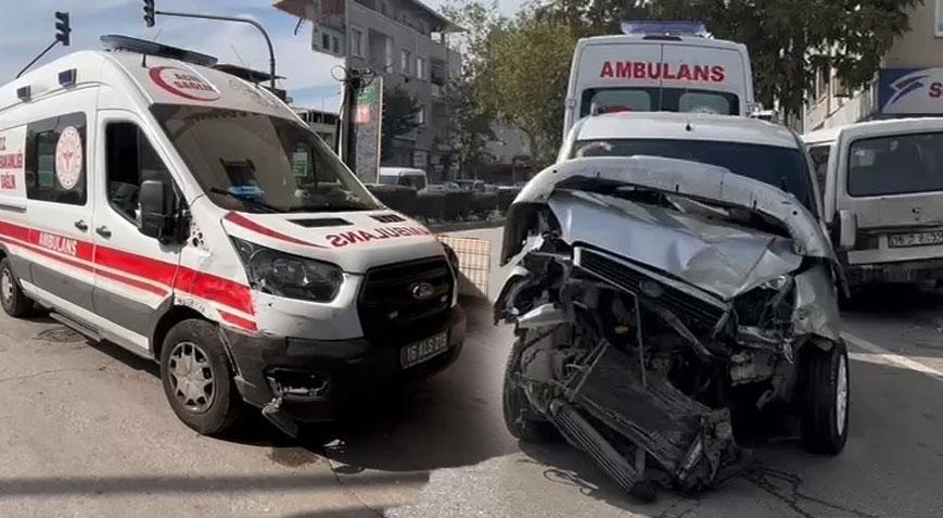 Yer: Bursa Hasta taşıyan ambulans otomobil ile kafa kafaya çarpıştı