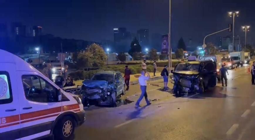 Pendikte, kırmızı ışıkta geçen minibüs, karşı yönden gelen otomobil ile çarpıştı: 3 yaralı