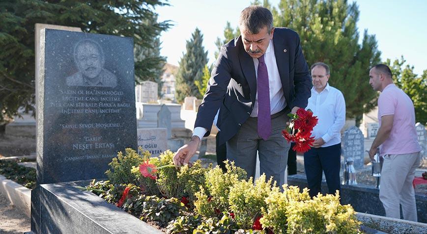 Bakan Tekin Neşet Ertaşın kabrini ziyaret etti