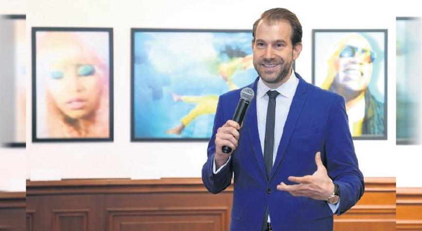 Fotoğrafçının yolculuğu tarihi yakalıyor