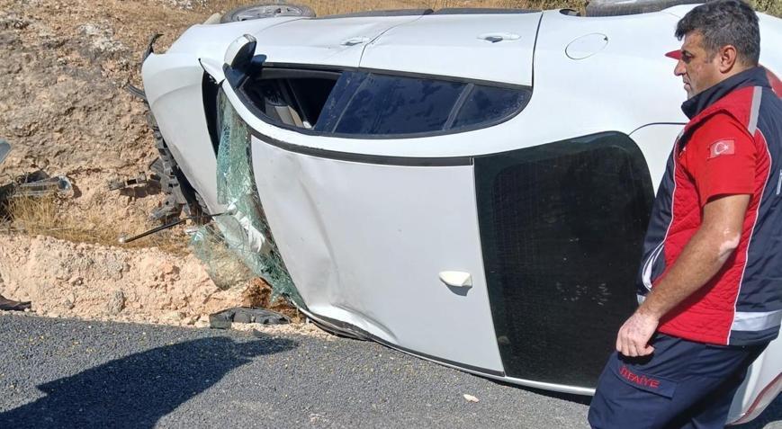 Mardin’de kontrolden çıkarak yan yatan otomobildeki 3 kişi yaralandı