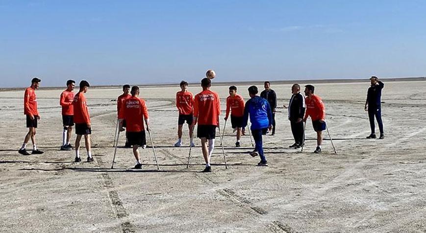 Ampute Milli Takımımız kuruyan göl üzerinde antrenman yaptı