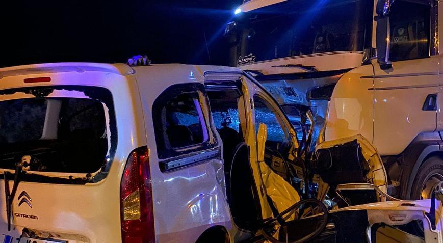 Diyarbakırda 4 araç kazaya karıştı; 3 ölü, 2 yaralı