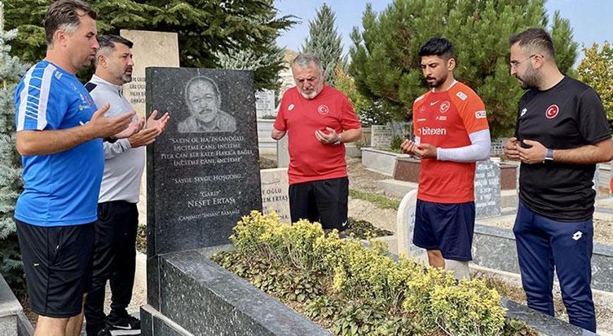 Ampute Milli Takımından Neşet Ertaşın kabrine ziyaret