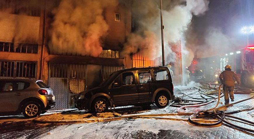 İstanbul Beyoğlundaki yangın bir iş yerini kül etti