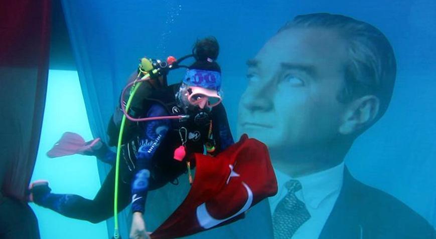 Su altında müthiş manzara Dalgıçlar Cumhuriyetin 101. yıl dönümünü böyle kutladı